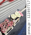 歩道に置かれた花 122897717