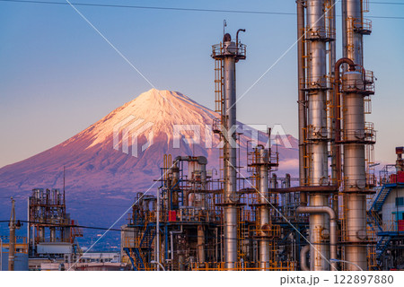 【静岡県】プラント工場越しに、富士山 夕景 【静岡県】プラント工場越しに、富士山 夕景 122897880