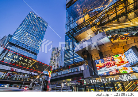 渋谷駅・渋谷中央街の都市夜景　再開発進む南口【東京都・渋谷区】 122898130