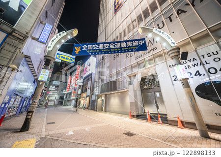渋谷センター街の都市夜景　無人のメインストリート【東京都・渋谷区】 122898133