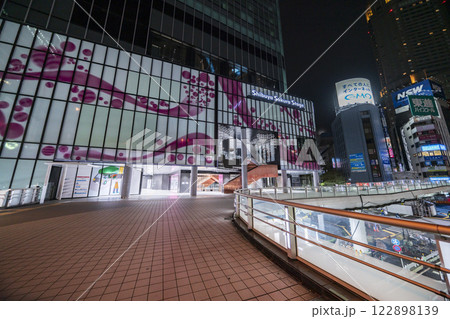 深夜の渋谷駅南口　渋谷サクラステージ前の都市夜景【東京都・渋谷区】 122898139