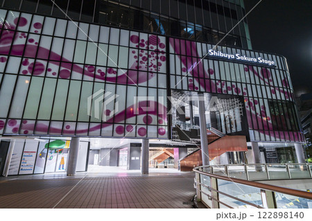 渋谷サクラステージ前の都市夜景【東京都・渋谷区】 渋谷サクラステージ前の都市夜景【東京都・渋谷区】 122898140