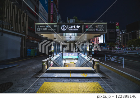 無人の渋谷地下街「しぶちか」の入口【東京都・渋谷区】 無人の渋谷地下街「しぶちか」の入口【東京都・渋谷区】 122898146
