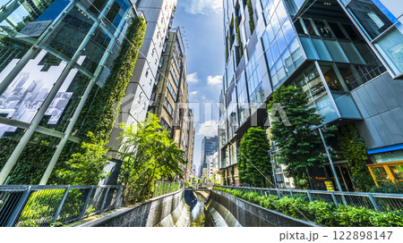 東京の都市風景　渋谷川沿いの高層ビル群を見上げる【東京都・渋谷区】 122898147