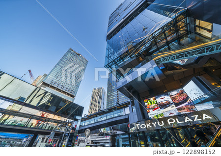 渋谷駅南口・渋谷中央街の都市夕景【東京都・渋谷区】 122898152