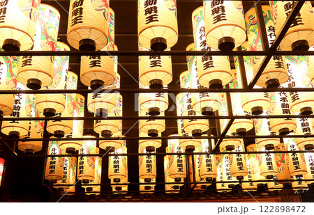 お寺の天井から下げられた不動尊の提灯3 お寺の天井から下げられた不動尊の提灯3 122898472