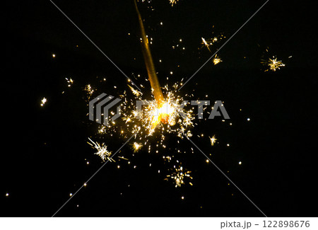パチパチと火花を散らす手持ち花火 122898676