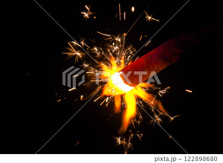 パチパチと火花を散らす手持ち花火 122898680