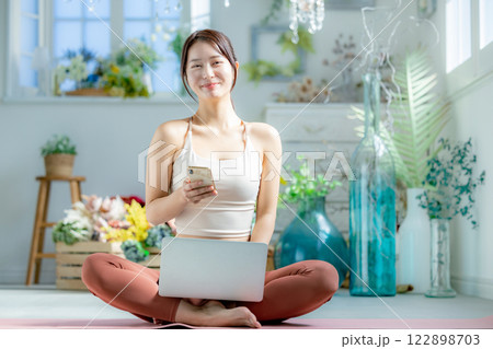 ヨガ　女性　スポーツウェア 122898703