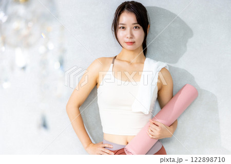 トレーニングする女性 トレーニングする女性 122898710