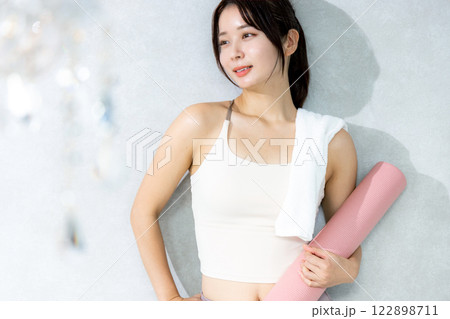 トレーニングする女性 122898711