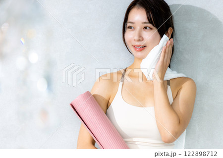トレーニングする女性 122898712