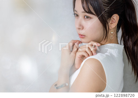 若い女性のポートレート 122898720
