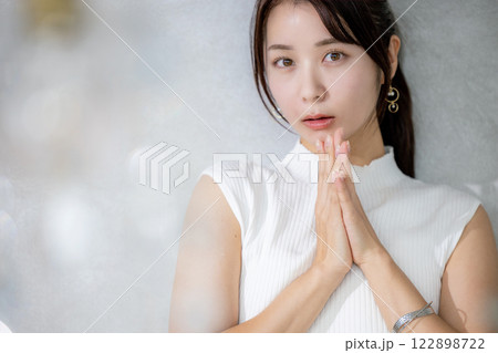 若い女性のポートレート 122898722