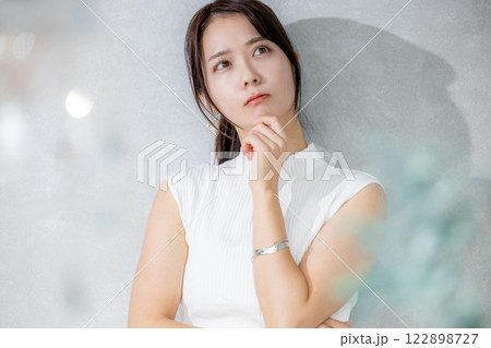 悩む女性 122898727
