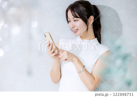 スマホを使う女性 122898731