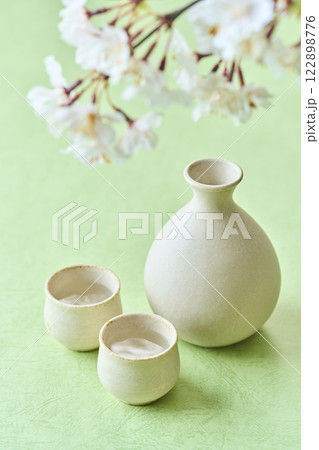 日本酒とお花見のイメージ 122898776