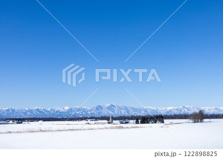 冬の十勝晴れで気持ちの良い十勝平野の風景 冬の十勝晴れで気持ちの良い十勝平野の風景 122898825