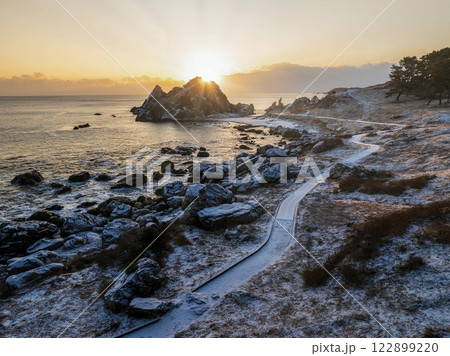 「青森県」冬景色の中須賀・種差海岸　八戸市 122899220