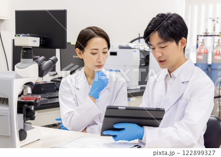研究室　開発　実験室　臨床検査　バイオテクノロジー　新薬 122899327
