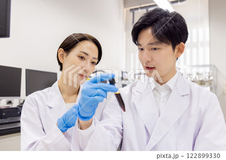 研究室　開発　実験室　臨床検査　バイオテクノロジー　新薬 122899330