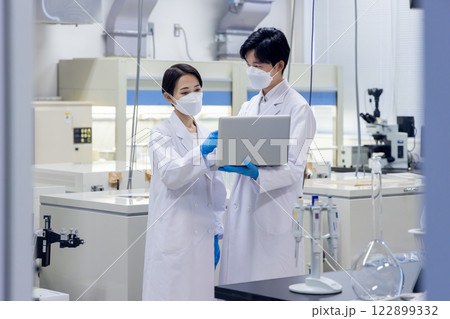研究室　開発　実験室　臨床検査　バイオテクノロジー　新薬 122899332