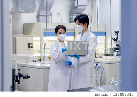 研究室 開発 実験室 臨床検査 バイオテクノロジー 新薬 研究室 開発 実験室 臨床検査 バイオテクノロジー 新薬 122899333