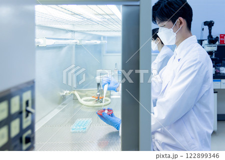研究室　開発　実験室　臨床検査　バイオテクノロジー　新薬 122899346