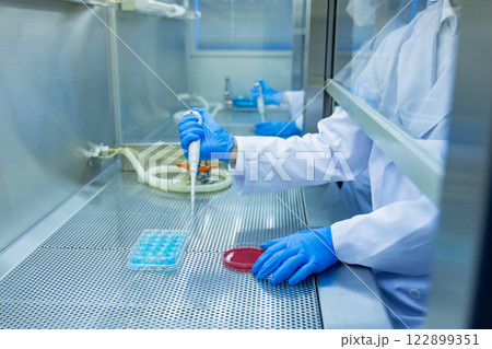 研究室　開発　実験室　臨床検査　バイオテクノロジー　新薬 122899351