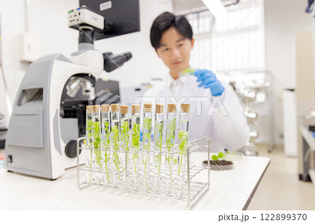 研究室　開発　実験室　臨床検査　バイオテクノロジー　新薬 122899370