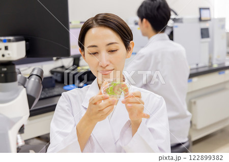 研究室　開発　実験室　臨床検査　バイオテクノロジー　新薬 122899382