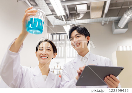 研究室 開発 実験室 臨床検査 バイオテクノロジー 新薬 研究室 開発 実験室 臨床検査 バイオテクノロジー 新薬 122899433