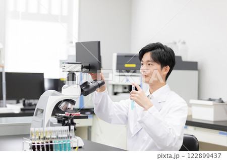 研究室　開発　実験室　臨床検査　バイオテクノロジー　 122899437