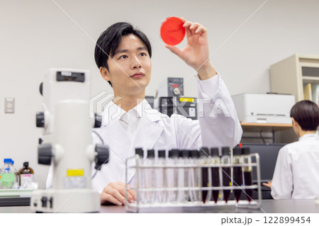 研究室　開発　実験室　臨床検査　バイオテクノロジー　新薬 122899454