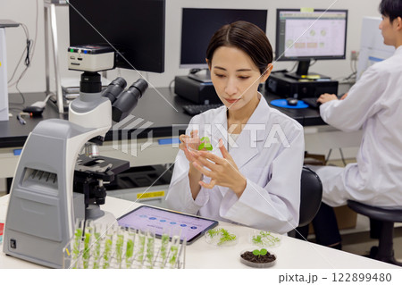 研究室　開発　実験室　臨床検査　バイオテクノロジー　新薬 122899480