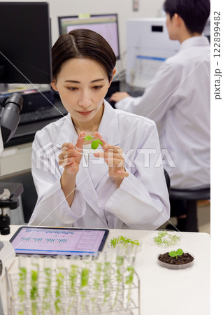 研究室　開発　実験室　臨床検査　バイオテクノロジー　新薬 122899482