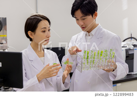 研究室　開発　実験室　臨床検査　バイオテクノロジー　新薬 122899483
