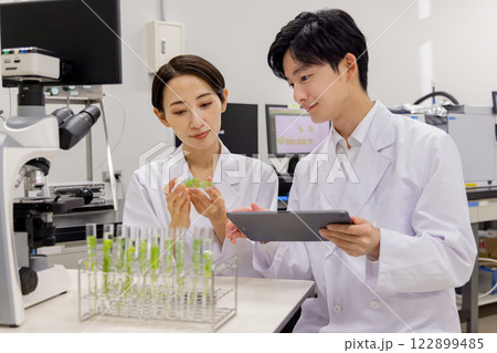 研究室　開発　実験室　臨床検査　バイオテクノロジー　新薬 122899485