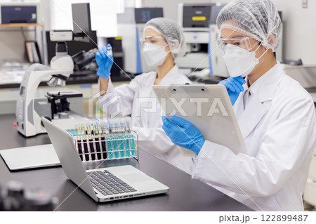 研究室 開発 実験室 臨床検査 バイオテクノロジー 新薬 研究室 開発 実験室 臨床検査 バイオテクノロジー 新薬 122899487