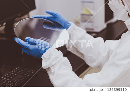 シリコンウェハーを検査するエンジニア　 122899510