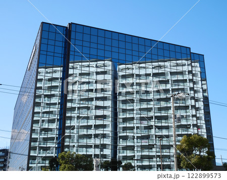 ビルのガラスに映えるマンション｜潮見 122899573