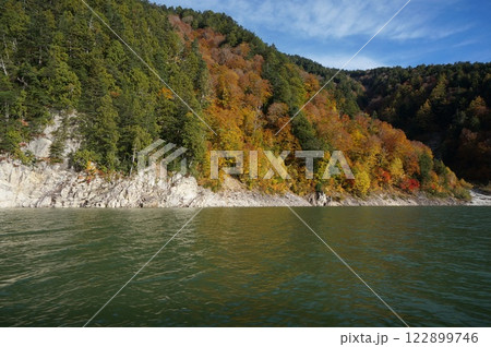 富山県の黒部ダムの黒部湖遊覧船「ガルベ」から望む湖面と紅葉の風景 122899746