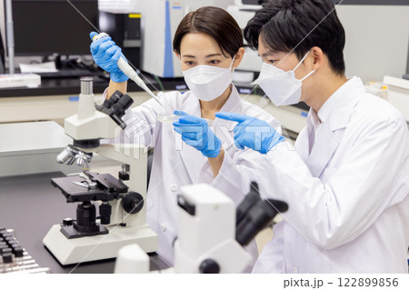 研究室 開発 実験室 臨床検査 バイオテクノロジー 新薬 研究室 開発 実験室 臨床検査 バイオテクノロジー 新薬 122899856