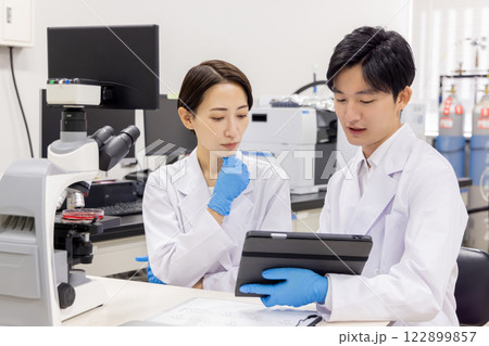 研究室　開発　実験室　臨床検査　バイオテクノロジー　新薬 122899857