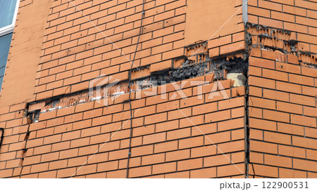 Large crack in house wall indicating possible structural damage and requiring urgent repair Large crack in house wall indicating possible structural damage and requiring urgent repair 122900531