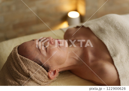 エステサロンの施術を受けるシニア女性 122900626