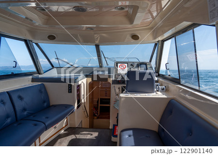 熊本県天草　通詞島のイルカウォッチングの船内からの眺め 122901140