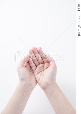 女性の手のひら 122901316