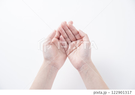 女性の手のひら 122901317