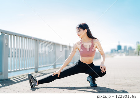 若い女性の屋外フィットネスイメージ 122901368